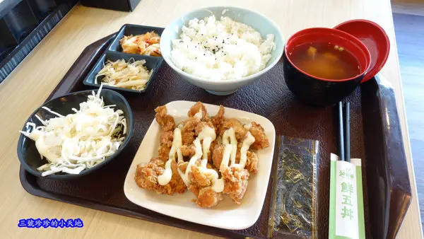 鮮五丼DonMono丼飯專賣店(西門店)。南蠻雞定食。酥脆軟嫩帶汁的雞肉，加上特調南蠻風味醬。微酸甜的滋味超開胃。