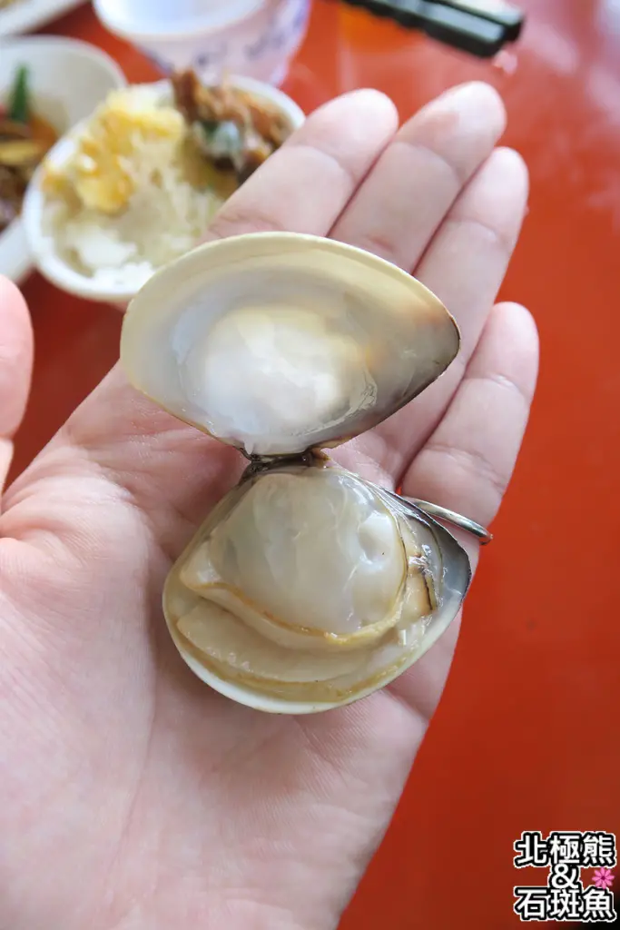 <台式餐廳>萬二小吃店-吃飽不吃巧，隨便點點就滿滿一桌喔