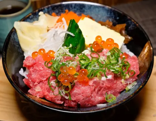 享受台灣黑鮪的鮮美油脂, 小六食堂 , 黑鮪五味丼