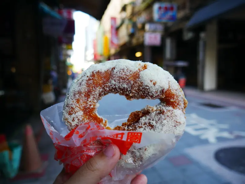 【Angelas日嚐】華陰街超人氣排隊店，台灣脆皮鮮奶甜甜圈【台灣人ㄟ甜甜圈】