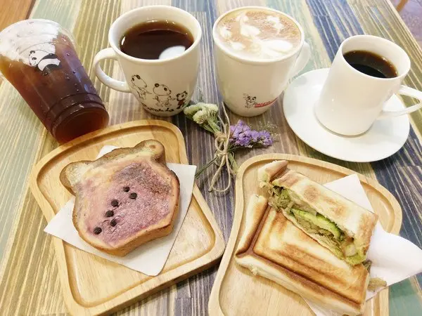 胖達咖啡茶專門店-總店 簡約舒適的午茶空間  對餐點的堅持絕對呈現  不管是多人聚餐或想獨自放鬆都適合  二樓還有寬敞的空間可租賃  開會、聚餐皆適宜