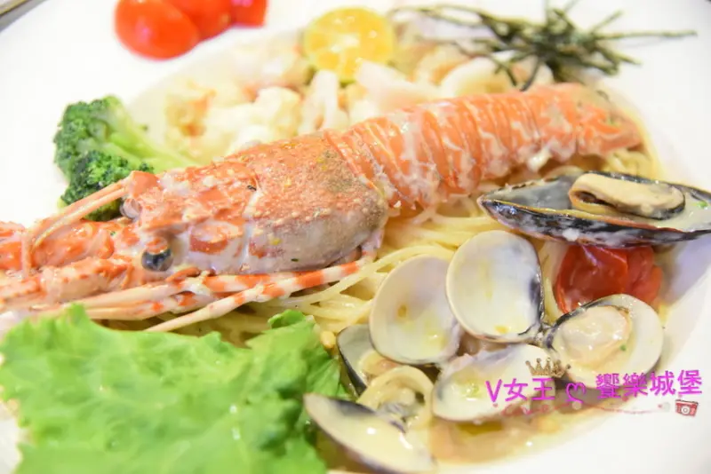 【台北西門町美食】Oyami cafe 義式夢幻餐廳 ~ 驚人龍蝦義大利麵、甜蜜蜜下午茶鬆餅、鄉村風擺設,讓你少女心大爆發。。。