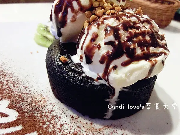 美食▶台北萬華區│Oyami cafe。西門町巷弄下午茶輕食餐廳,鬆餅、巧克力布朗尼、起司蛋糕推薦!!!﹝台北西門町咖啡廳、台北西門町下午茶﹞