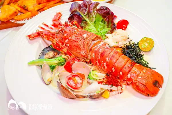 台北西門町下午茶-Oyami cafe|龍蝦義大利麵霸氣登場夢幻甜點下午茶披薩