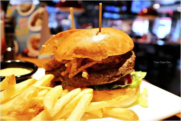 [台北信義]TGI FRIDAYS 星期五美式餐廳|功夫主廚牛肉漢堡，午餐優惠時段16:00前，點餐附沙拉或湯及續杯飲料