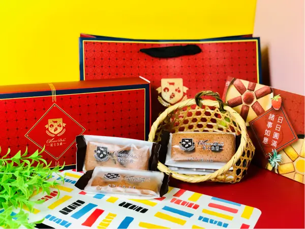 【起士公爵】草莓紅鑽費雪禮盒 x 酸甜好滋味，幸福這一味!!!║過年伴手禮推薦 、禮盒推薦