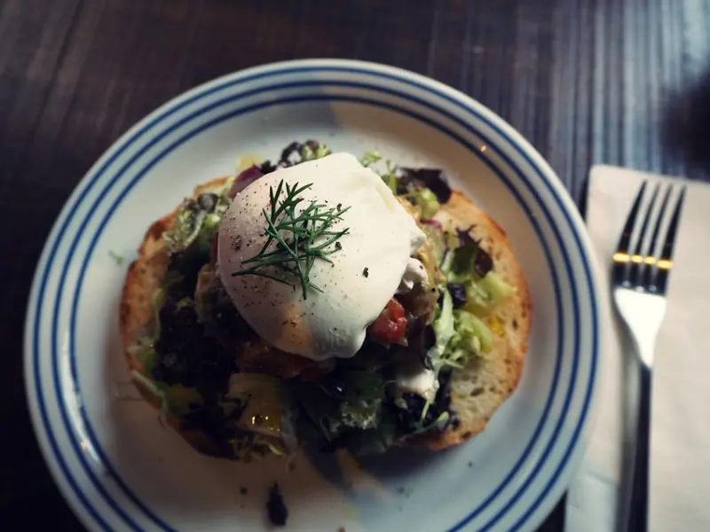 台中早午餐 ▎Juggler Café│酸麵包與沙拉，巷弄裡的溫度咖啡廳。