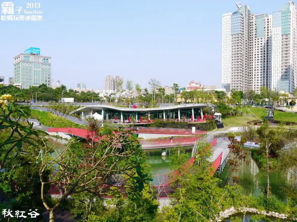 秋紅谷廣場，台中超夯景點(泰迪熊展出中～2014.01.05)        
      