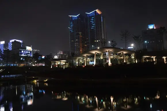 相約賞浪漫夜景去~~秋紅谷公園