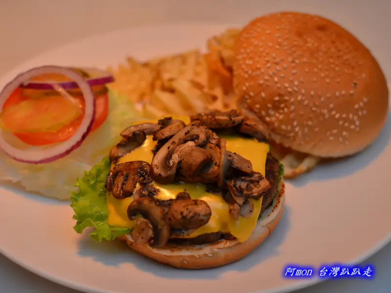 <台中西區>食記:慾望廚房~口感鮮嫩多汁值得再訪的牛肉堡
