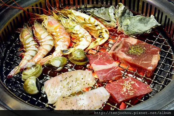 花花，甲飽沒【台北食記】帝王級霸王蝦、澎湖生蠔、戰斧牛排吃到飽！好客酒吧燒烤 東區聚餐推薦