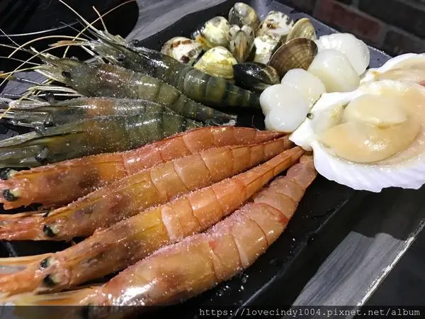 [食]好客海鮮燒烤吃到飽 豐富燒烤＋高樓美景＋調酒＝浪漫告白約會