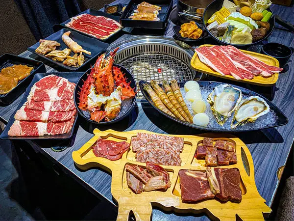 (台北忠孝復興站)好客酒吧燒烤忠孝店 台北燒烤吃到飽 無煙海鮮燒烤 啤酒調酒暢飲喝到飽 聚會聚餐推薦 和牛、帝王蟹腳、泰國蝦、澎湖生蠔任你點