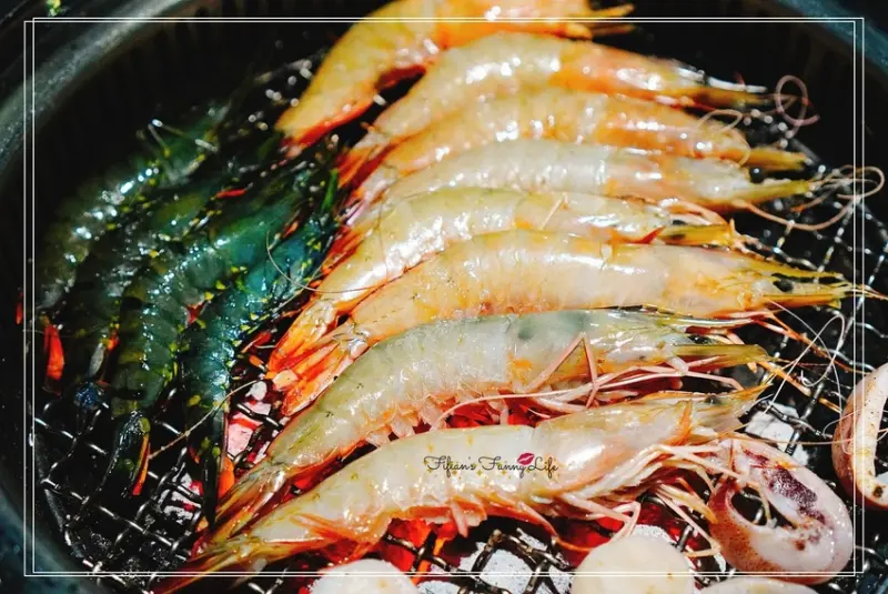 | 台北燒烤推薦 | 好客燒烤 忠孝店 高CP值 超推祕製醬汁牛肋條 吃得到帝王蟹腳 泰國蝦 淡菜 琥珀蝦 嘉士伯啤酒喝到飽