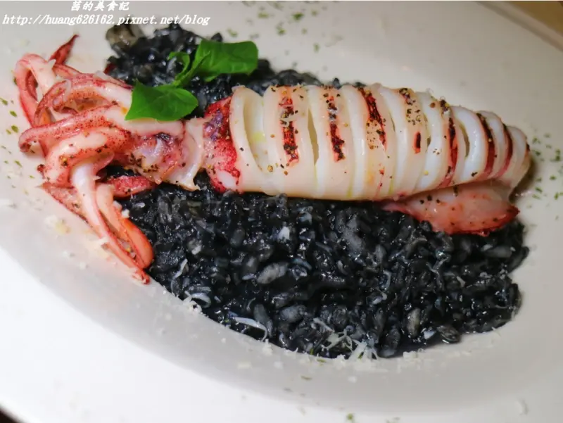 【台北大同區】京站百貨超人氣磚窯披薩『Alleycats 手工窯烤披薩-京站店』三人經典套餐吃超飽/香蘋堅果沙拉/小章魚莎莎/小章魚莎莎/海鮮披薩/墨魚花枝燉飯/香蕉巧克力披薩/愛評體驗團/捷運台北車