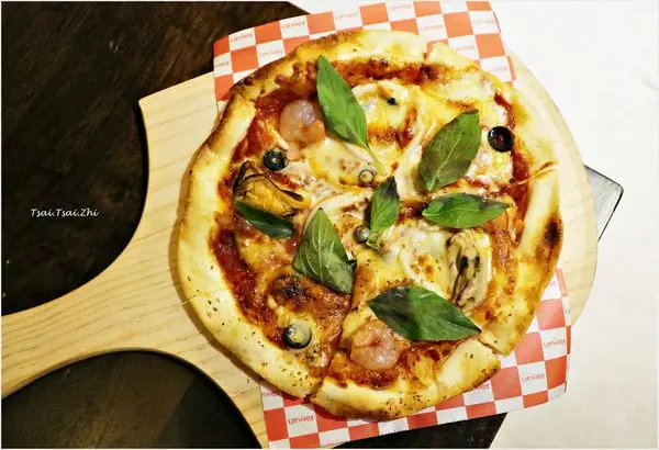 [台北大同]Alleycats手工窯烤披薩-京站店|雞肉凱薩沙拉、牛肝菌燉飯、海鮮比薩、西班牙烘蛋(近捷運台北車站/京站百貨1F側)