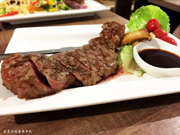 [台北大安區]斑比咖啡 Bambi Bambi Brunch|美國CHOICE 12盎司紐約客牛排(私房主菜)|哞哞牛小排佐奶香鮮蔬麵|橄欖油炒綜合菇|特選智利白葡萄酒  HOUSE WINE WHI