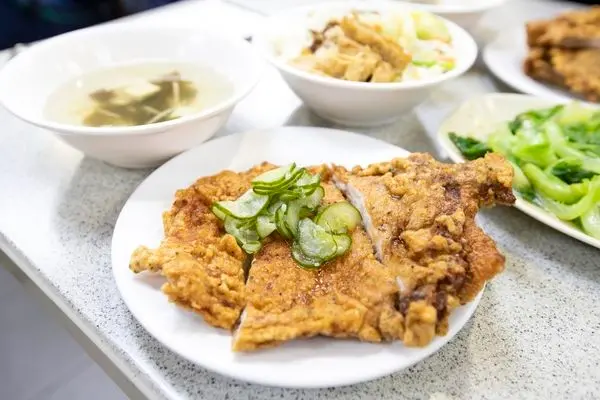 此"金園排骨分店"，非"金園排骨"，也不是"金滿園排骨"