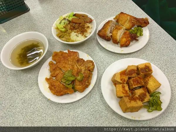 【台北。美食】金園排骨。西門町超好吃排骨飯，藏身於萬年大樓的B1，必點外酥內嫩的排骨｜附菜單