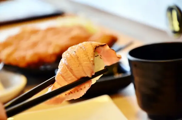 油脂炙燒後啪滋啪滋的，哇！台中CP值超高的日本料理！不是只有生食好吃，熟食也很讚呢！-- 花山椒平價日本料理