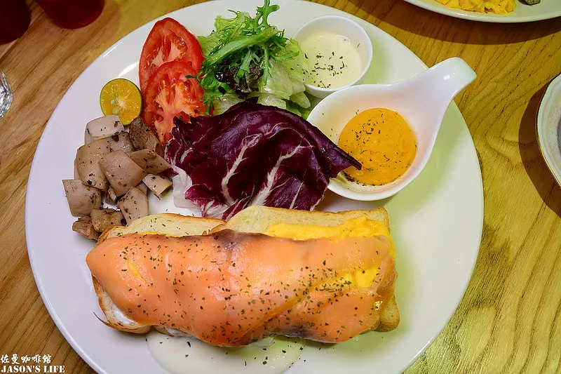 【台北│美食】近中山捷運站，超澎派的人氣早餐，一大條煙燻鮭魚蓋滿吐司啊~。佐曼咖啡館