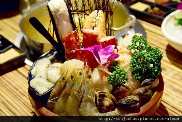 花花，甲飽沒【台北食記】帝王蟹、天使紅蝦、東石鮮蚵海鮮吃到飽！澄 日式精緻料理帝王蟹鍋物 東區火鍋吃到飽