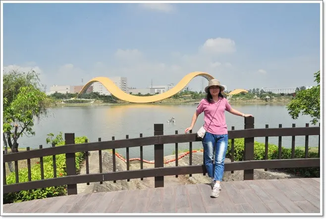 ❤台南。迎曦湖~湖面出現巨大黃絲帶還是黃金蟒蛇？？