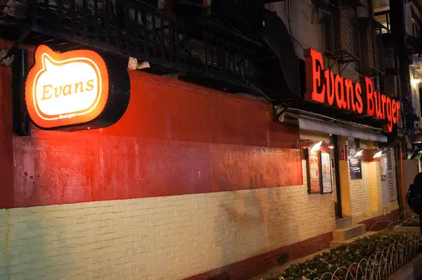 (胖樺食記)師大路曾經極紅一時Evans Burger。大份量大滿足的美式餐點選擇眾多。        
      