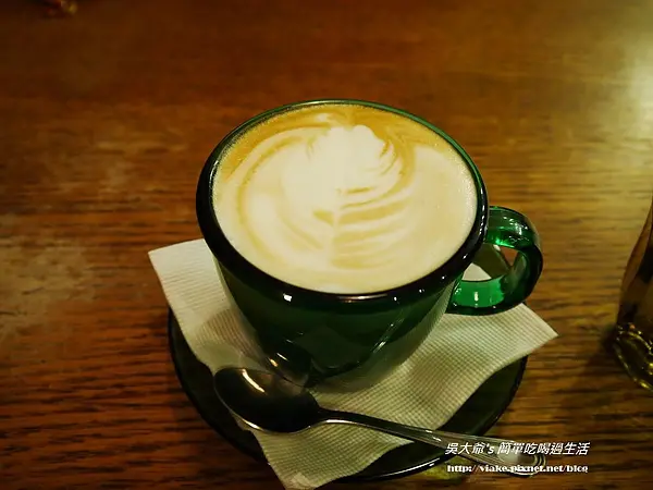 『食記』台北市．雙連捷運站．中山南京西路．寧夏夜市附近．公雞咖啡(復古風格 cafe)