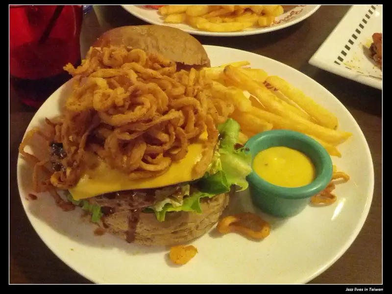 [Bravo Burger 發福廚房]超大漢堡!! 一口咬不下...