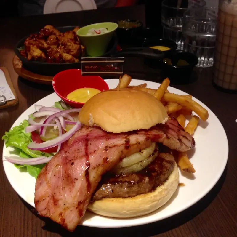 ｜台北｜→ 發福廚房(公館店) 除了花生醬漢堡以外厚切培根更是不得了阿