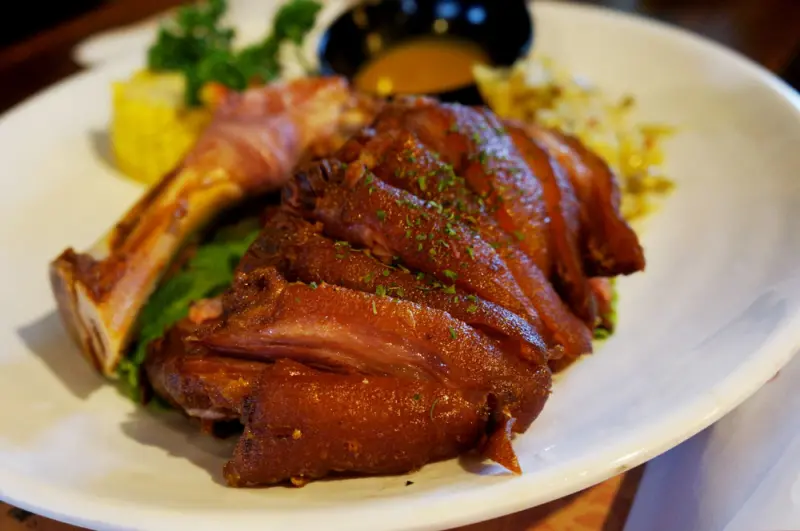 台中美食 東喜堂花園茶館 - 店家說他們是離市區最近的美食桃源.謝謝團長的美德糕餅舖的黃金千層.崑派餅店月餅