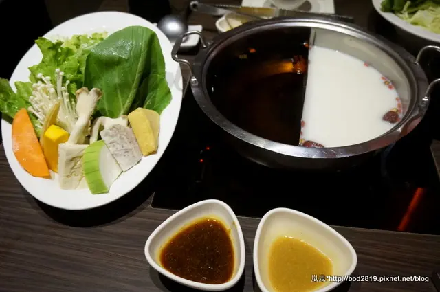 【台中西屯】聚北海道昆布鍋(東海店)－奶香鍋+滋養昆布鍋，覺得還好而已