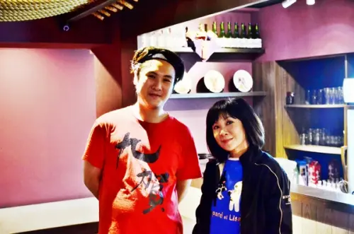 竟然可以在吃這麼棒的居酒屋時遇到知名的作家吳淡如！！！！-- 九賀串燒居酒屋