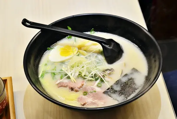 從小小的攤車慢慢的變成店面，還蠻不錯的拉麵店 -- 丸太拉麵