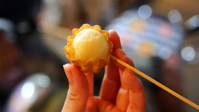 【隨興食記】羅東夜市《平胸妹脆皮雞蛋糕 》