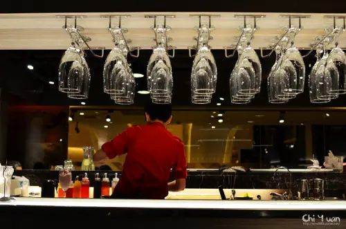[台北]南京東路慶城街一號。十里安手麵，精緻麵食、湯品、小甜味