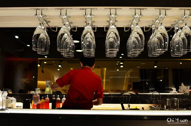 [台北]南京東路慶城街一號。十里安手麵，精緻麵食、湯品、小甜味