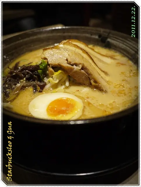 [台北。信義]麵家三士，叉燒肉厚不油膩，湯頭濃醇帶清爽，妙~