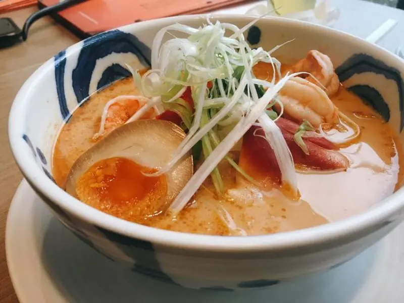 百貨內的便宜拉麵，料多實在湯頭濃郁 【麵家三士】