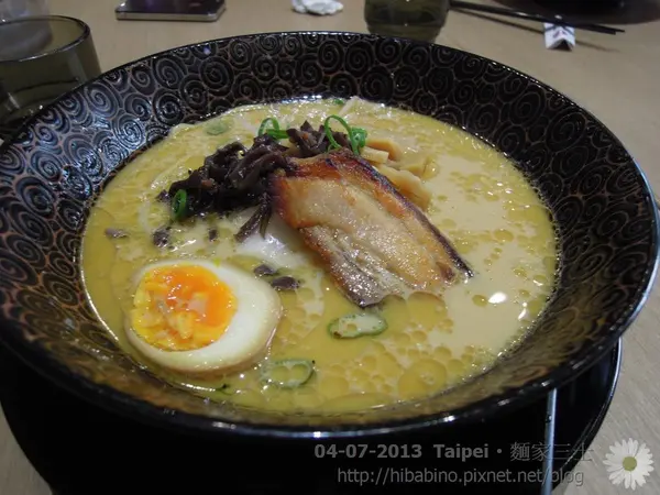 [食記] 台北‧ATT4FUN 湯頭具有特殊香氣的拉麵‧麵家三士