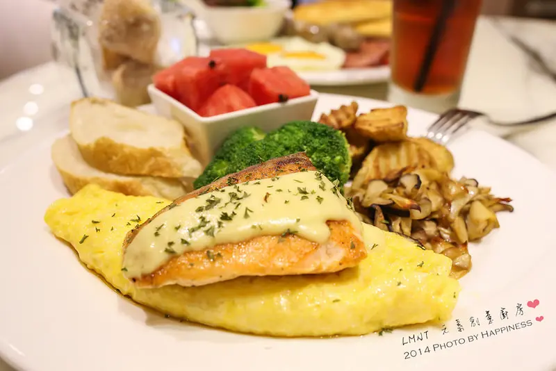 【台北信義_信義新天地】LMNT Drink & Eat 元素創意廚房 ♥ 在lounge bar享用早午餐? 很有氛圍的美式餐廳，看完電影還可以來品嘗創意料理♥