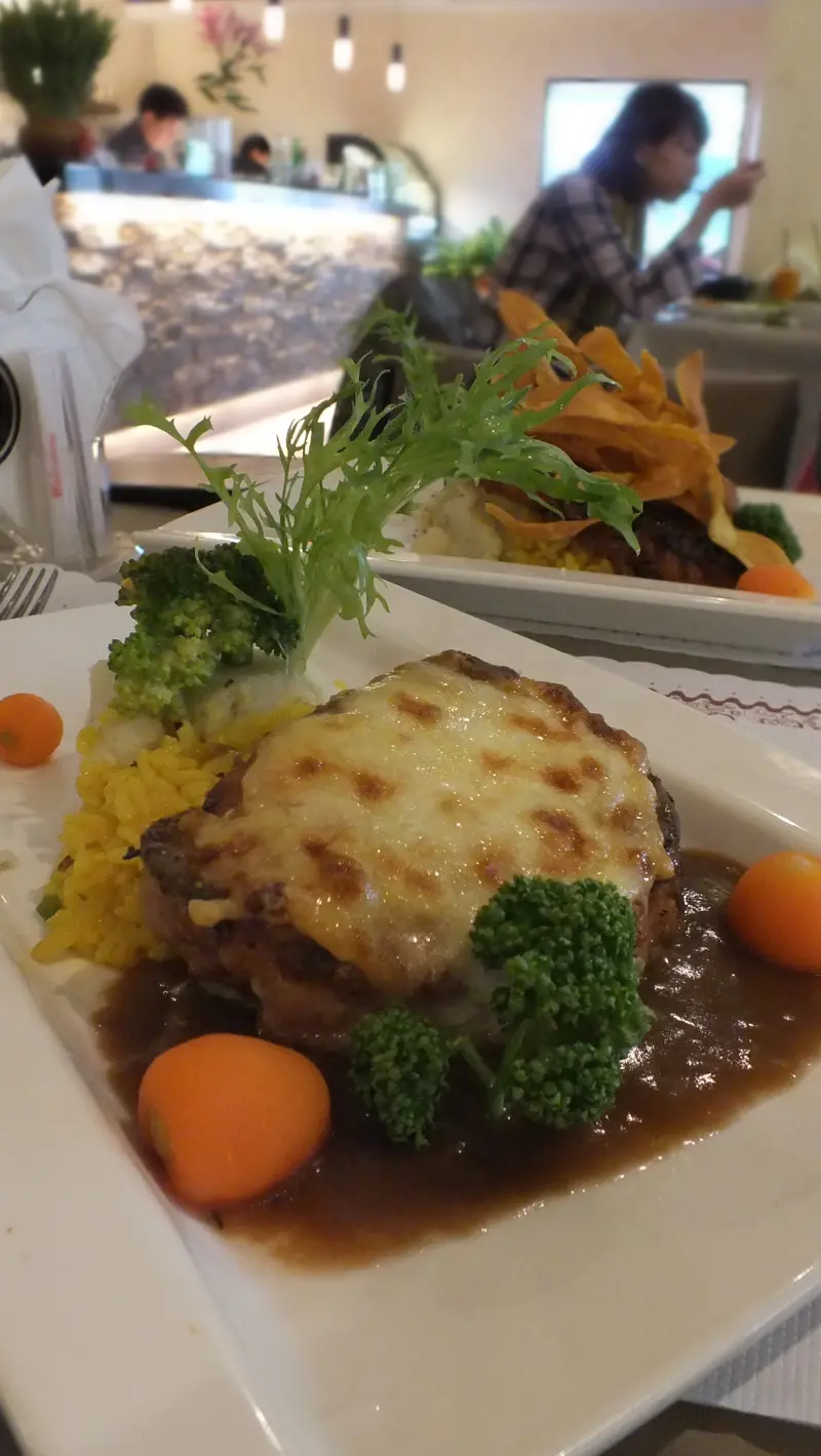 永和。煙囪創意廚房。巷弄間的美食。餐廳寬敞舒適。氣氛又好。