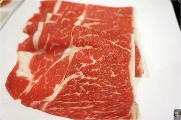 [試吃]台北 捷運忠孝敦化站滿堂紅頂級麻辣鴛鴦火鍋(仁愛旗艦店)~大口吃肉&哈根達斯