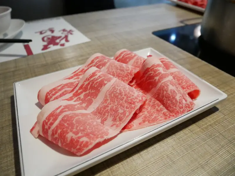 (胖樺食記)台北東區推薦餐廳「滿堂紅頂極麻辣鴛鴦火鍋(仁愛旗艦店)」/麻辣鍋吃到飽/牛小排霜降牛鮮蝦蛤蠣/哈根打使冰淇淋/捷運忠孝敦化站