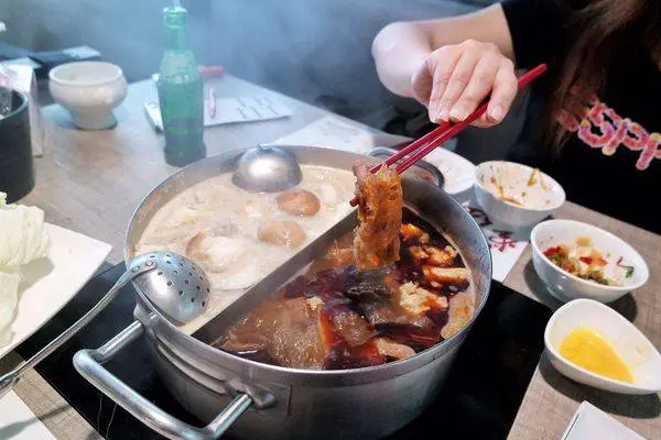 滿堂紅頂級麻辣鴛鴦火鍋/仁愛旗艦店，新鮮食材、肉品、哈根達斯無限吃到飽。▲女子的休假計劃▼
