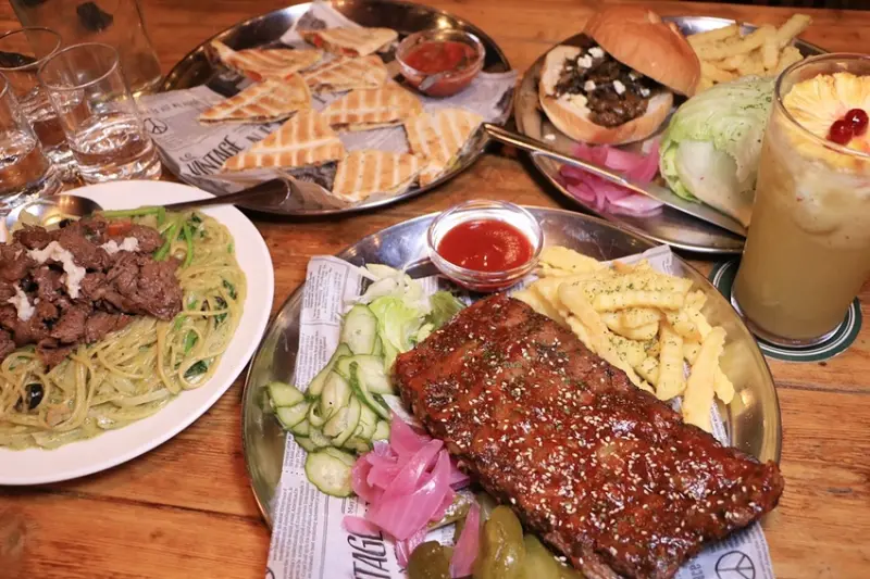 高雄 苓雅。馬爹力舊美式餐酒館，漢堡、豬肋排、多人分享餐 x 下班放鬆、聚餐首選