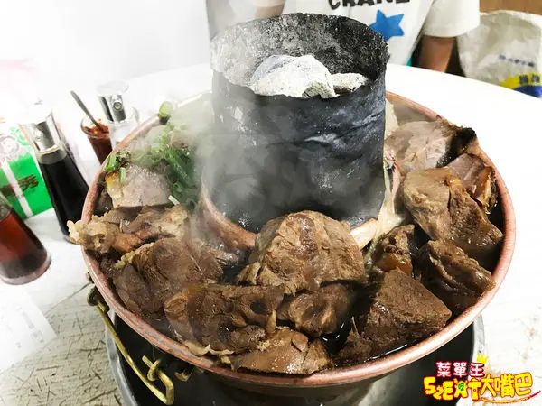 【台中南屯超人氣火鍋推薦】清真恩德元餃子館菜單價位大公開！霸氣牛肉塊滿到看不到湯～台中文心森林公園美食小吃旅遊景點推薦！