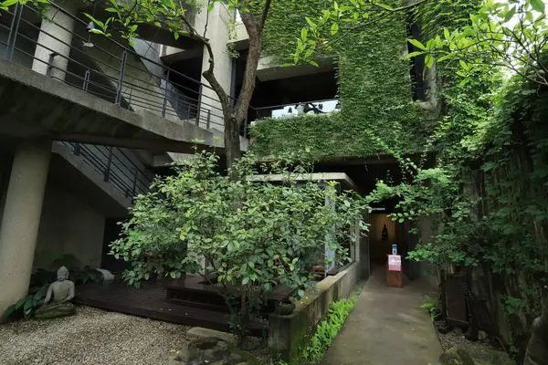 Jessica遊記-台中市景點推薦（大里區）菩薩寺，美麗的清水模建築、還有綠意盎然，清幽的聖地，很舒服