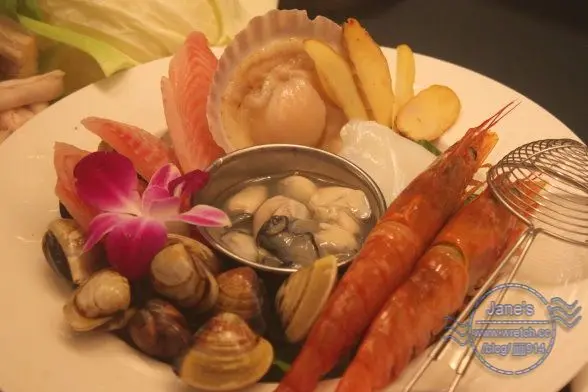 【美食】蝦每隻都有手大的再香聚涮涮鍋-旗艦店